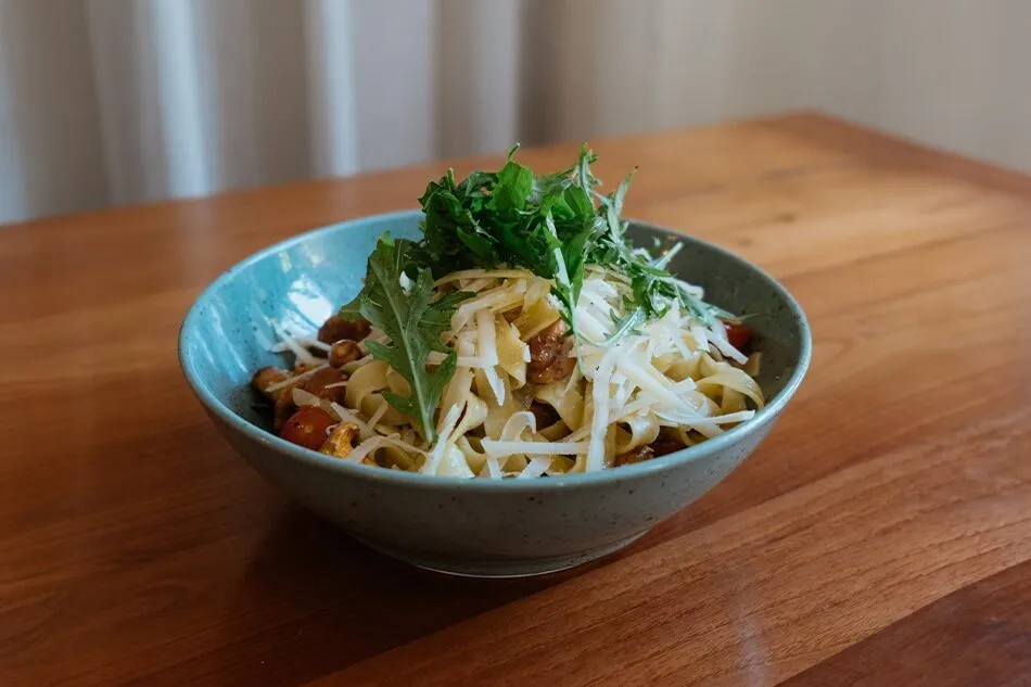 Fettuccine mit Gemüse in einer Schale