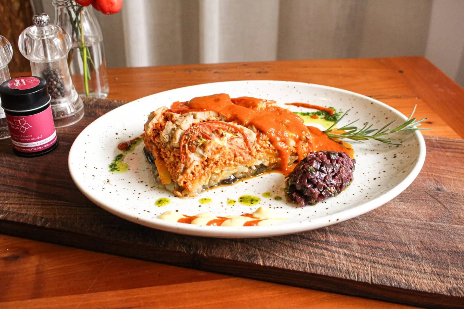Vegane Moussaka mit Tomatensoße