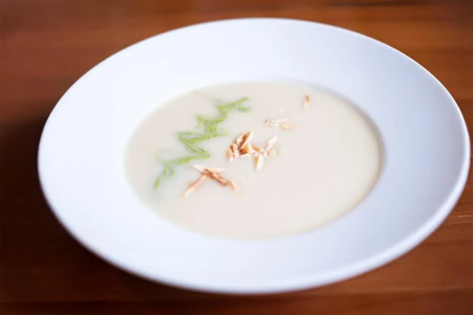 Petersilienwurzel Cremesuppe angerichtet auf einem Teller