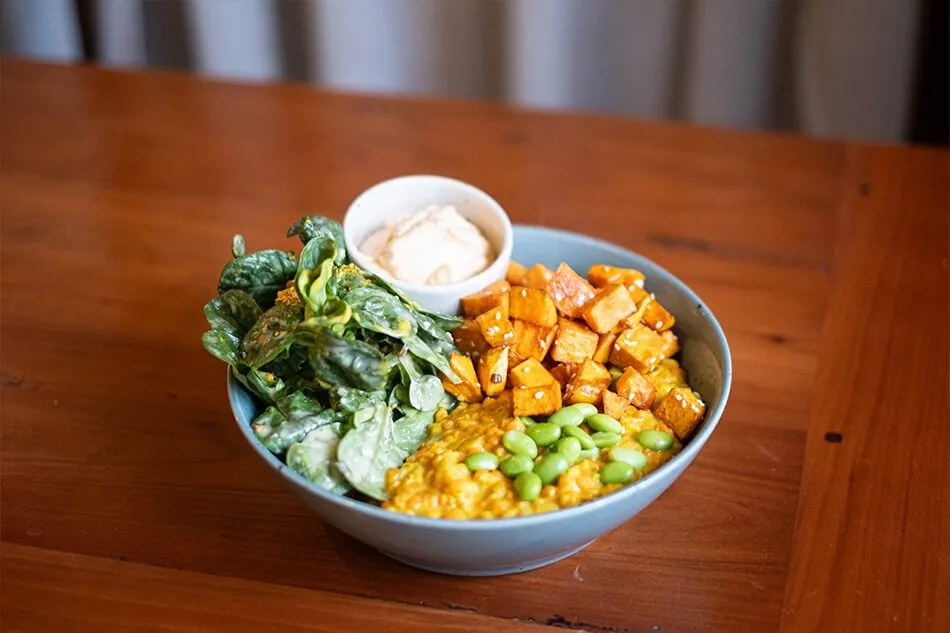 Bowl mit roten Linsen, Süßkartoffel, Edamame und Salat im Kartoffelhaus Freiburg