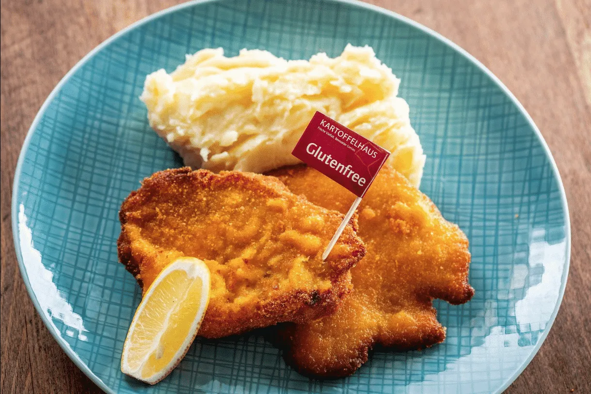 Glutenfrei paniertes Schnitzel „Wiener Art“ mit Beilagen im Kartoffelhaus Freiburg
