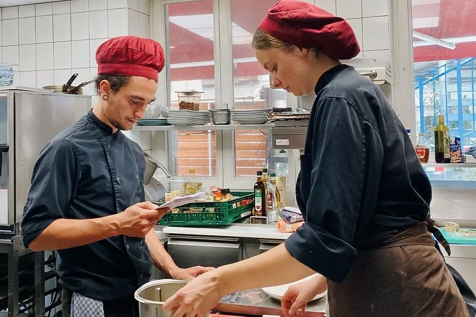 Zwei Köche arbeiten gemeinsam in der Küche des Kartoffelhauses