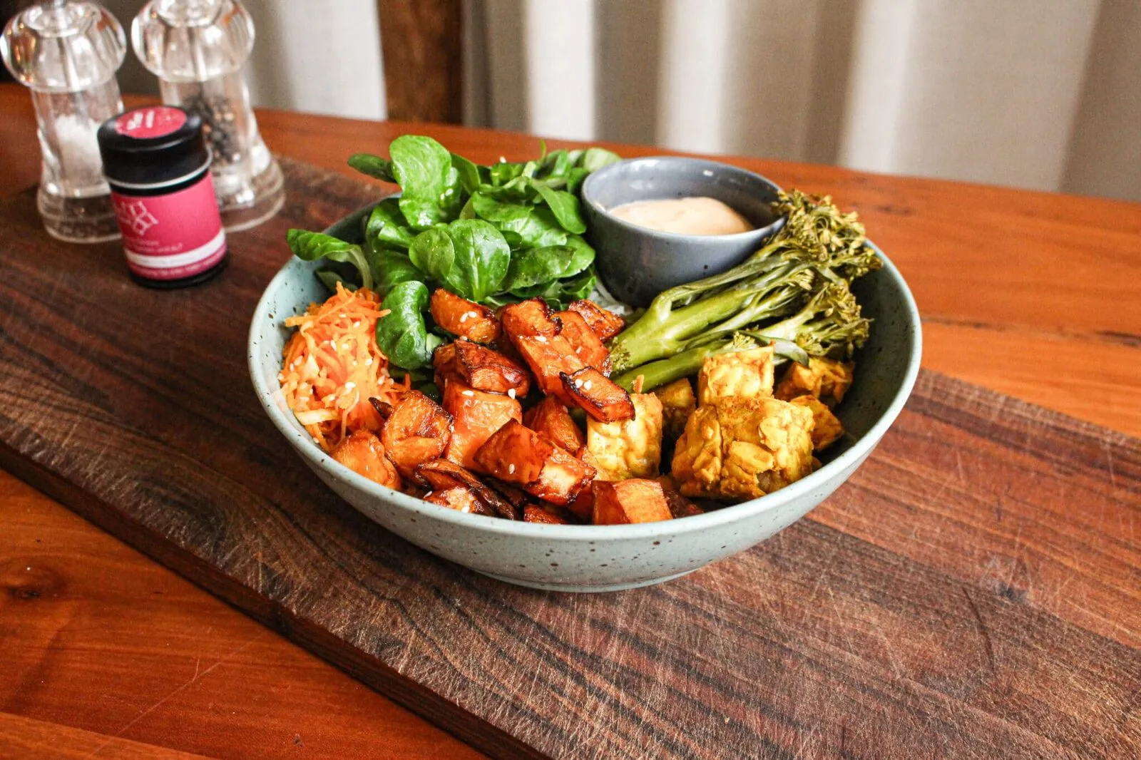 Tasty Tempeh Bowl mit Gemüse und pflanzlichem Dip im Kartoffelhaus Freiburg