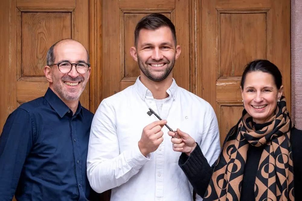 Die bisherigen Inhaber und der neue Inhaber des Kartoffelhauses bei der Schlüsselübergabe